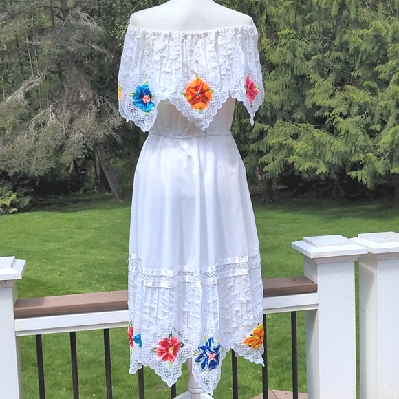 Vintage Dresses & Skirts - Vintage Embroidered Mexican Dress